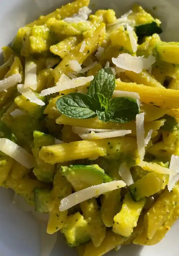 Penne with cream of courgettes, saffron and parmesan