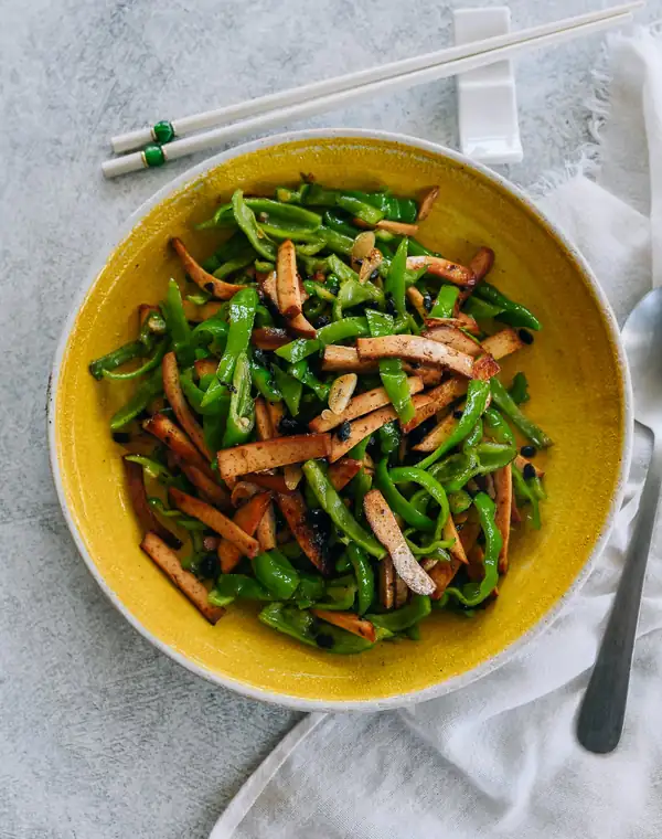 Tofu prensado salteado con pimientos y frijoles negros