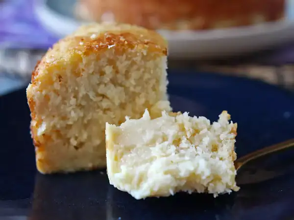 Tarta de flan de coco y leche condensada, fácil de preparar y que se deshace en la boca