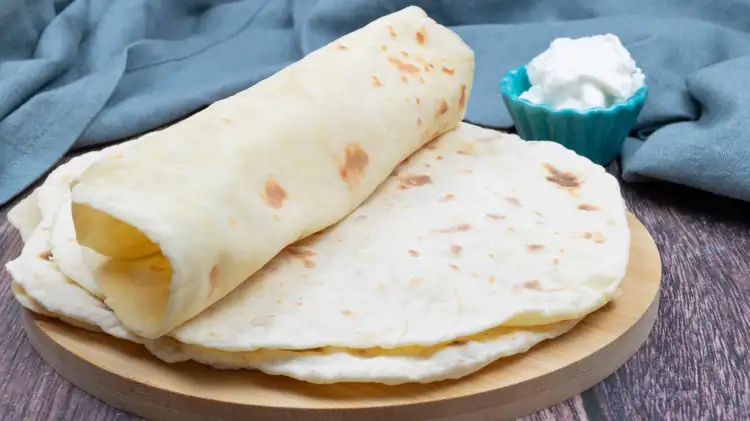 Craving piadina but don't want to cheat? Here's the trick to making a protein-rich Greek yogurt piadina in just a few minutes, super light and without any leavening