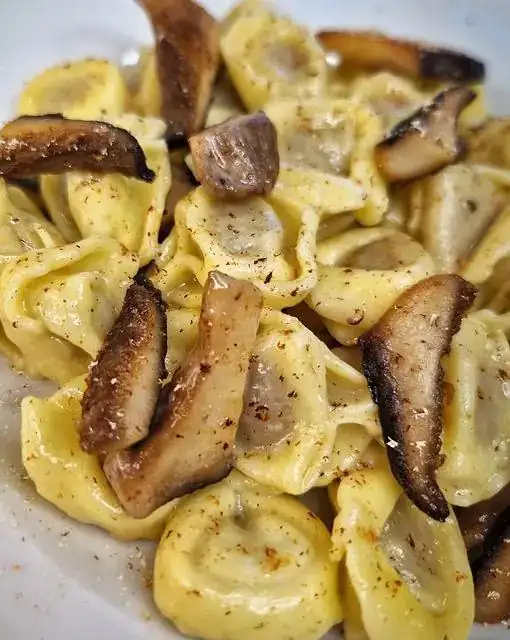 Tortellini with meat, cardoncelli mushrooms and nutmeg