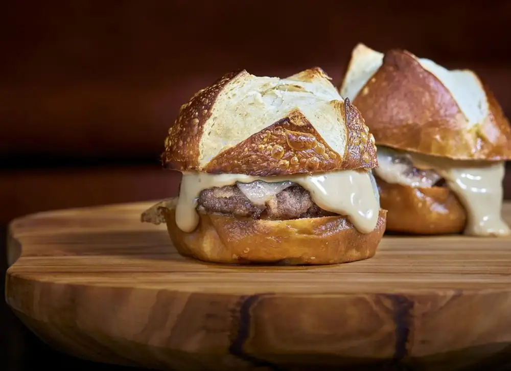 La hamburguesa que hizo que todo valiera la pena, de Leña