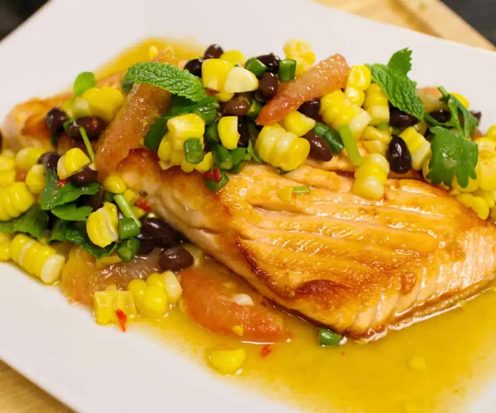 Receta y videotutorial de salmón con salsa de maíz y frijoles