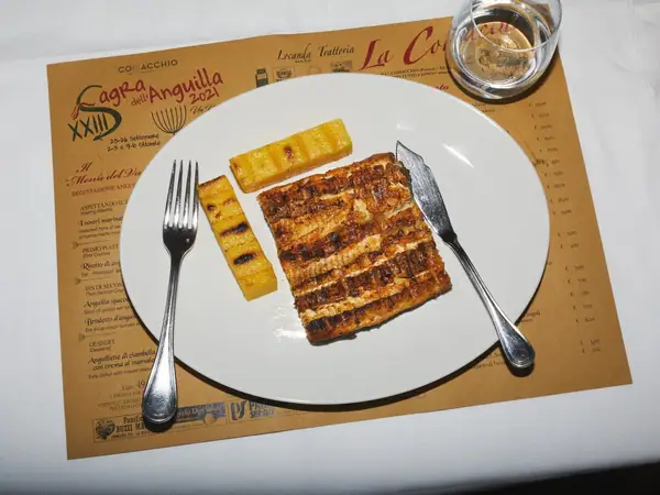 Anguila a la parrilla con polenta