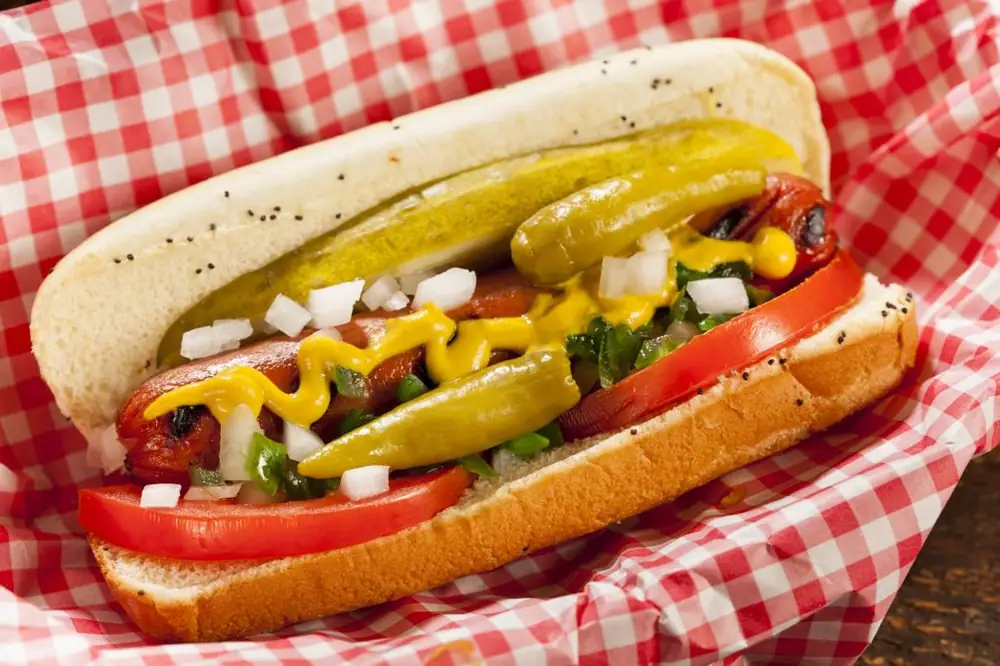 ¿Qué es un perrito caliente de Chicago?