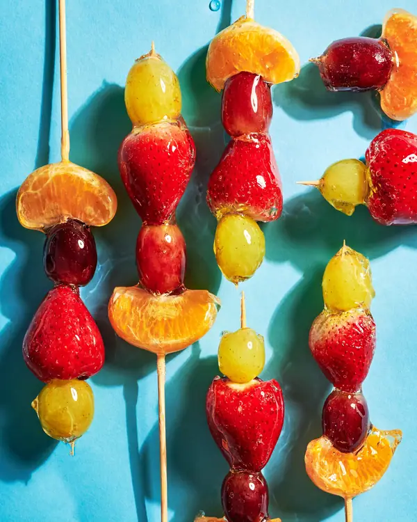 Receta de Bing tanghulu (brochetas de fruta confitada)