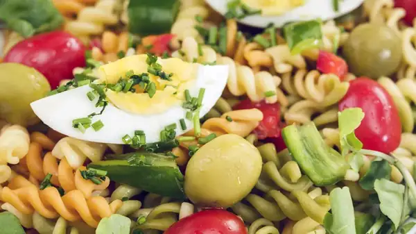 Por fin sabemos si la pasta tricolor realmente sabe diferente según el color