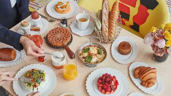 Breakfast is the new gastronomic luxury: this one proves it, having become a must for those visiting Paris