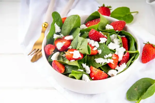 Ensalada de fresas y queso de cabra con vinagreta agridulce