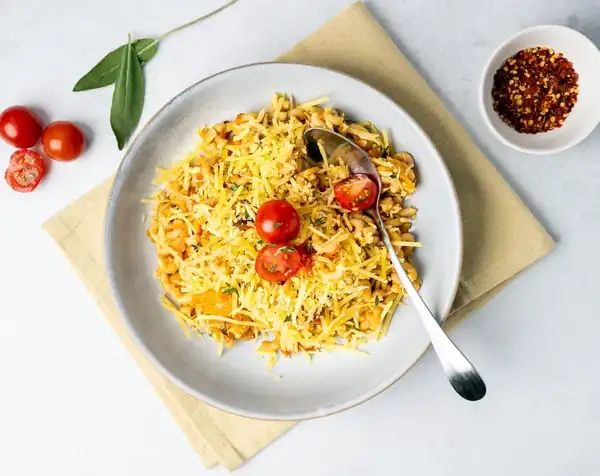 Macaroni with vegetable sauce