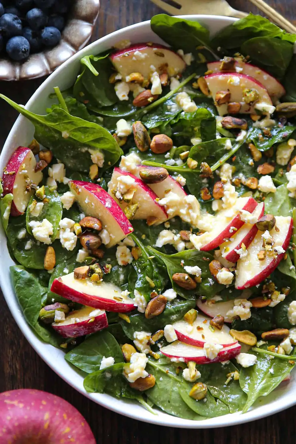 Ensalada de espinacas y manzana con aderezo de miel, mostaza y limón