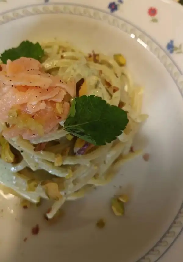 Tartar de salmón y tonnarelli