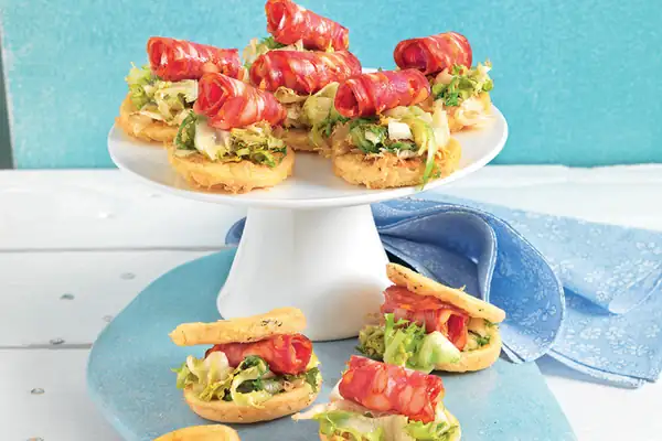 Mini tostadas fritas con salchicha picante y endivias