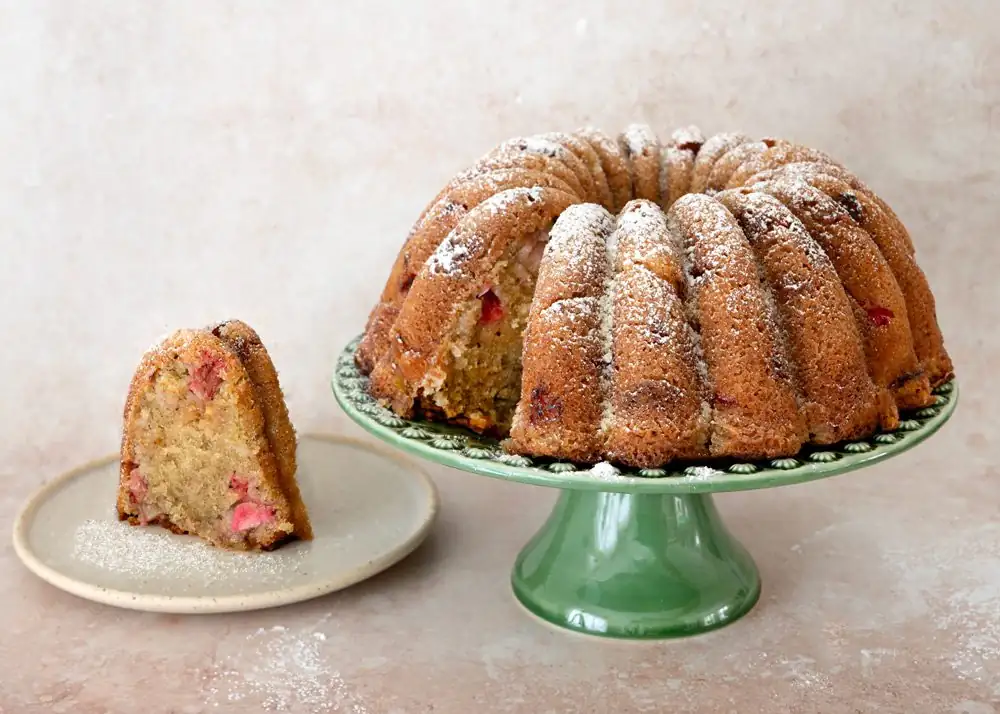 Cake with rhubarb and white chocolate