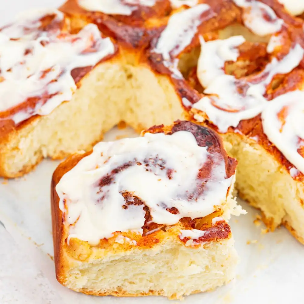 Cinnamon rolls with apples
