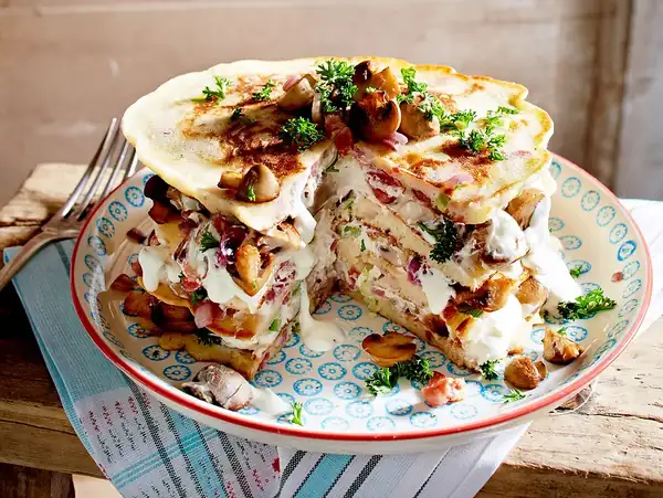 El brunch perfecto para el otoño: una sencilla torre de tortitas de champiñones para los invitados
