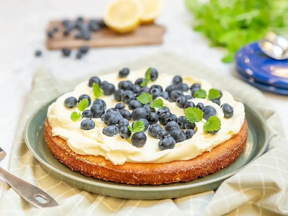Lemon and almond cake with frosting