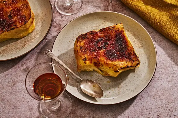 Las torrijas son tostadas francesas españolas, con algunos toques deliciosos.