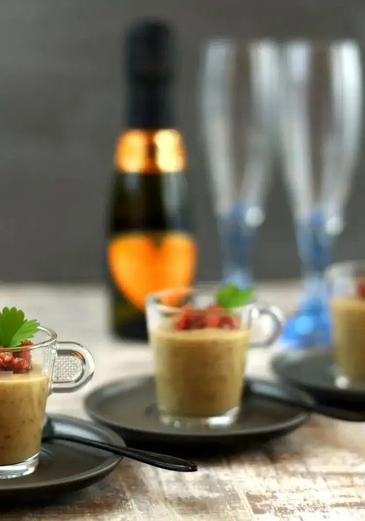 Cream of potatoes and lentils with cotechino crumble
