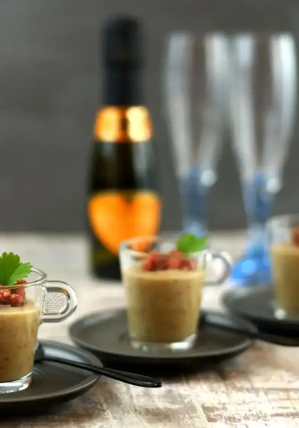 Cream of potatoes and lentils with cotechino crumble