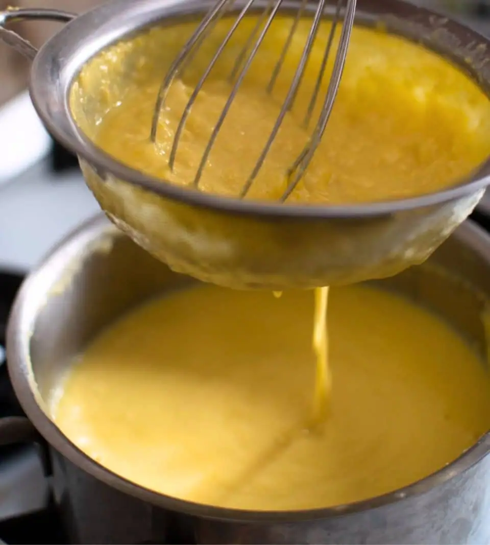 Sopa cremosa de maíz con lima, chile y tortilla horneada