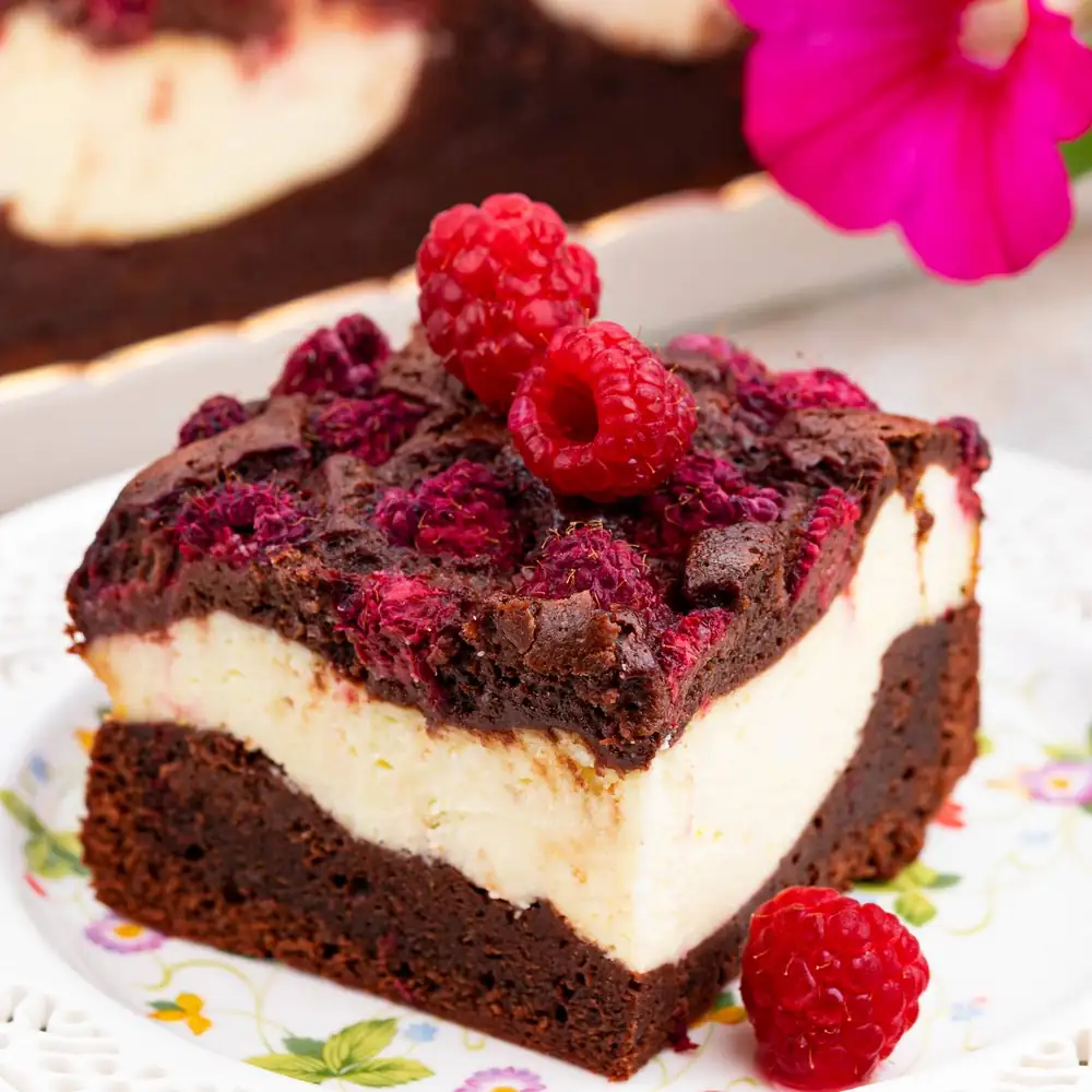 Cheesecake brownie with raspberries