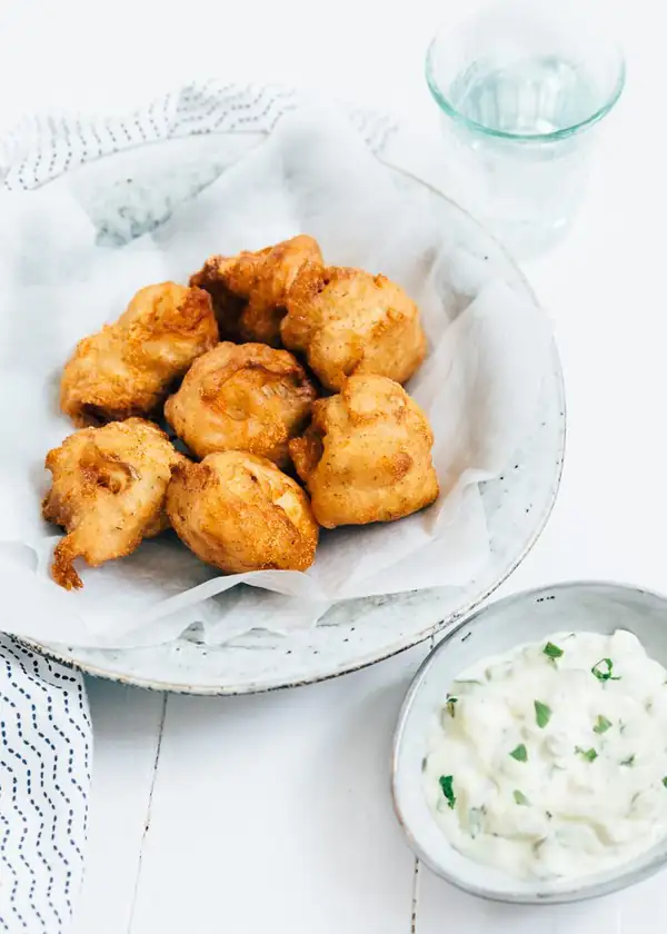 Kibbeling con salsa remoulade