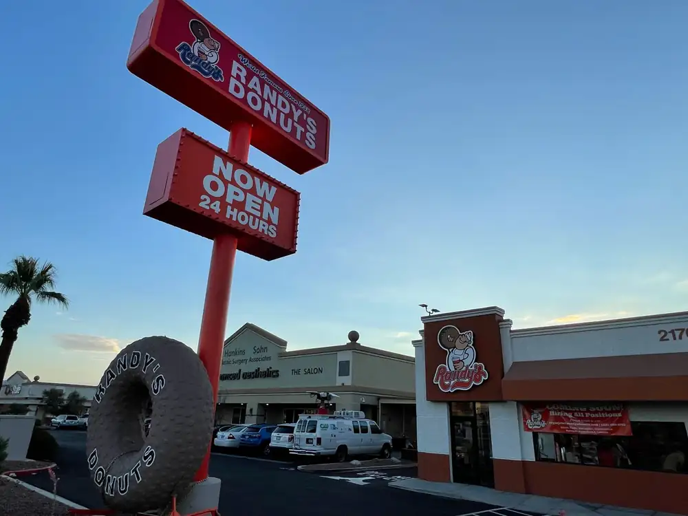Randy's Donuts ahora vende sus famosas donas las 24 horas del día, los 7 días de la semana en Las Vegas