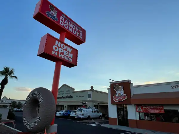 Randy's Donuts ahora vende sus famosas donas las 24 horas del día, los 7 días de la semana en Las Vegas
