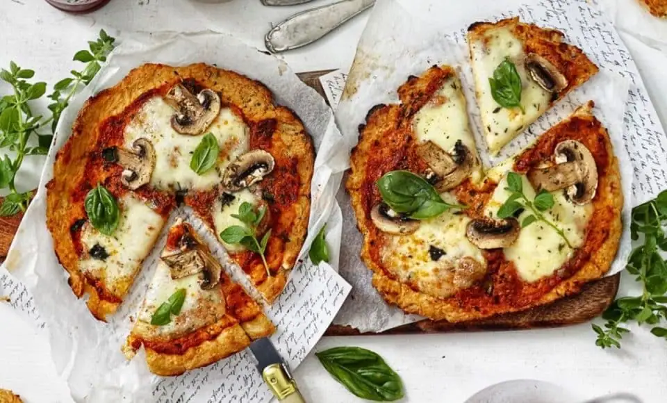 Pizza con base de coliflor, mozzarella y champiñones