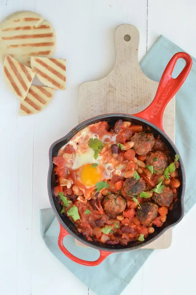 Shakshuka with meatballs