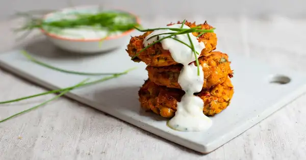 Buñuelos de boniato y calabaza con salsa de yogur de soja