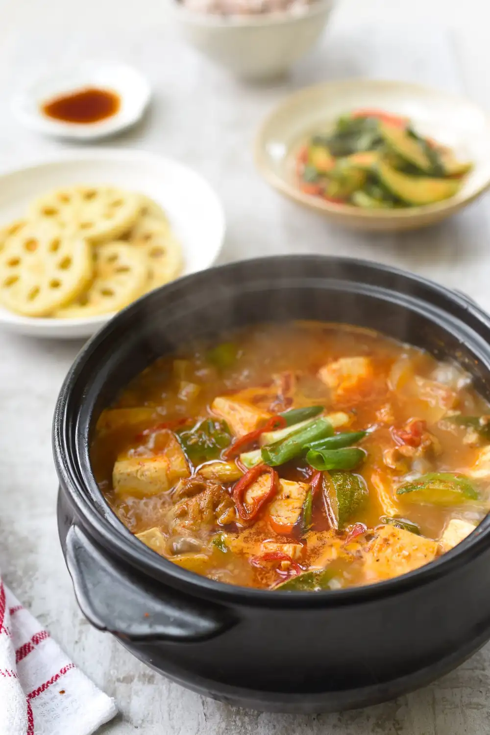 Doenjang jjigae (estofado de pasta de soja con cerdo y verduras)