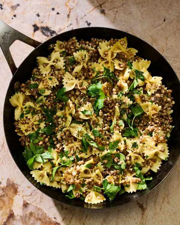 Receta de Kasha varnishkes (fideos de lazo con trigo sarraceno)