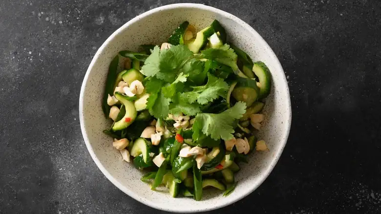 La ensalada tigre es una mezcla picante y aromática que seguramente aumentará cualquier aporte de proteínas