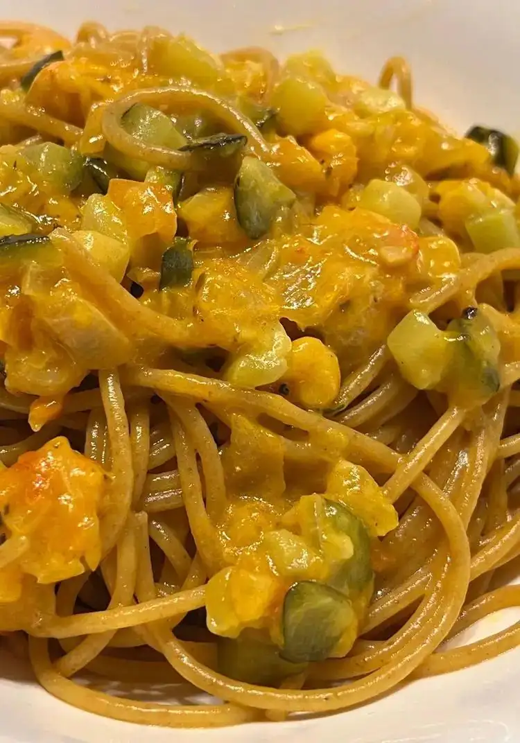 Zucchini and shrimp spaghetti with saffron cream and parmesan cheese
