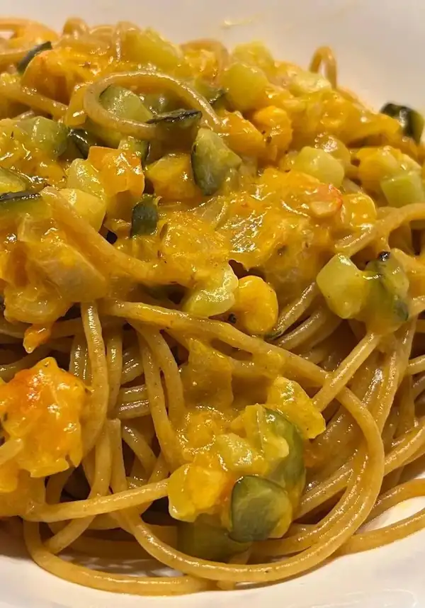 Zucchini and shrimp spaghetti with saffron cream and parmesan cheese
