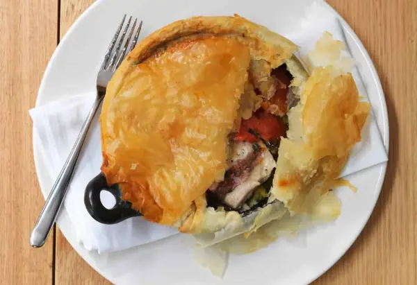 Pastel de pargo con judías verdes estofadas a fuego lento y kataifi