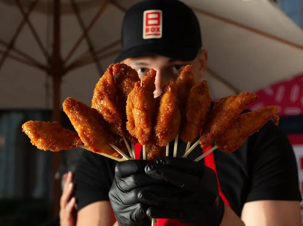 Hay un festival gastronómico dedicado exclusivamente a los nuggets de pollo con degustaciones ilimitadas
