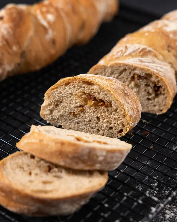 Bake your own spelt root bread with roasted onions