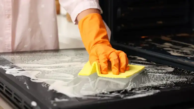 Todo lo que necesitas para limpiar la puerta del horno está en tu despensa