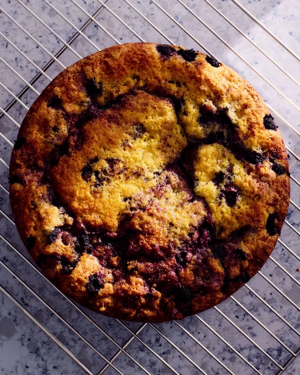Pastel de café con frambuesas negras