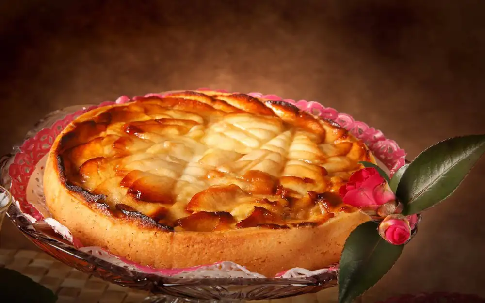Squared puff pastry cake with apples