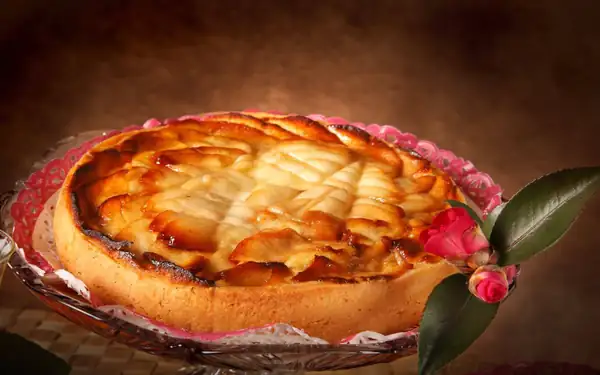 Squared puff pastry cake with apples