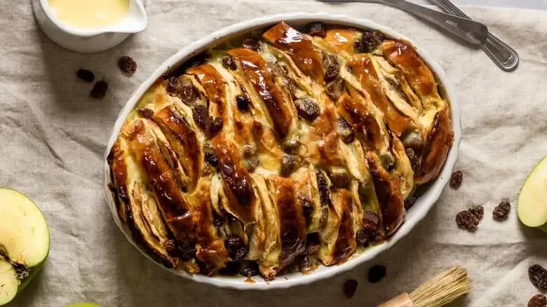 Use Your Leftover Buns To Make Bread Pudding