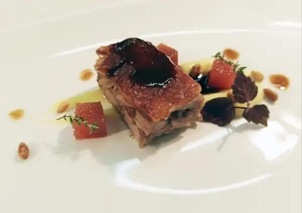 Cerdo cocinado a fuego lento, coliflor, mantequilla de curry y toques de membrillo