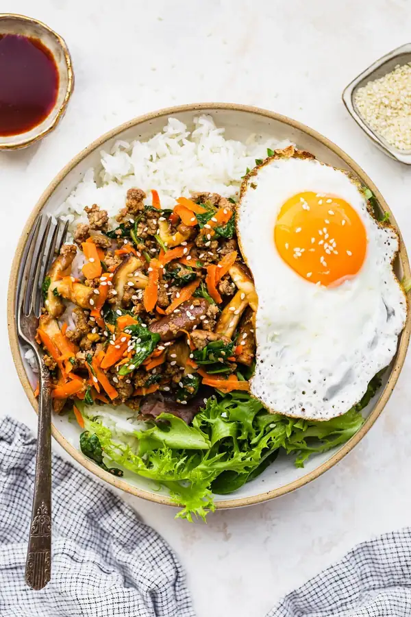 Shortcut Bibimbap in One Skillet (Ground Beef + Veggies)