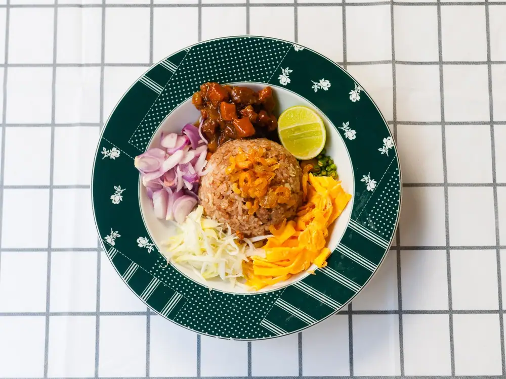 Arroz de Bangkok con pasta de camarones y cerdo dulce (Khao khluk kapi)