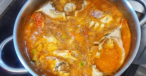 ¡Preparación de la comida completa con tan solo un refrescante guiso de cangrejo!