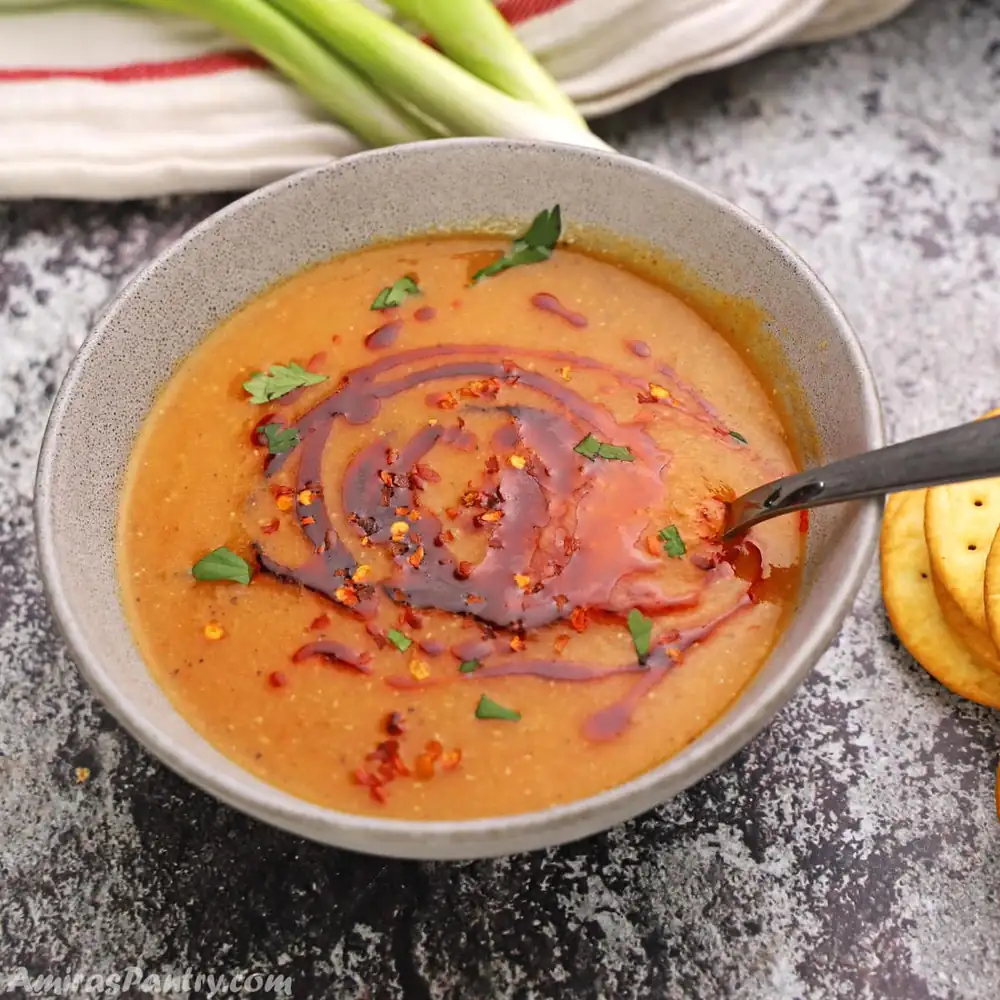 Sopa de lentejas rojas fácil, lista en 30 minutos, con video.